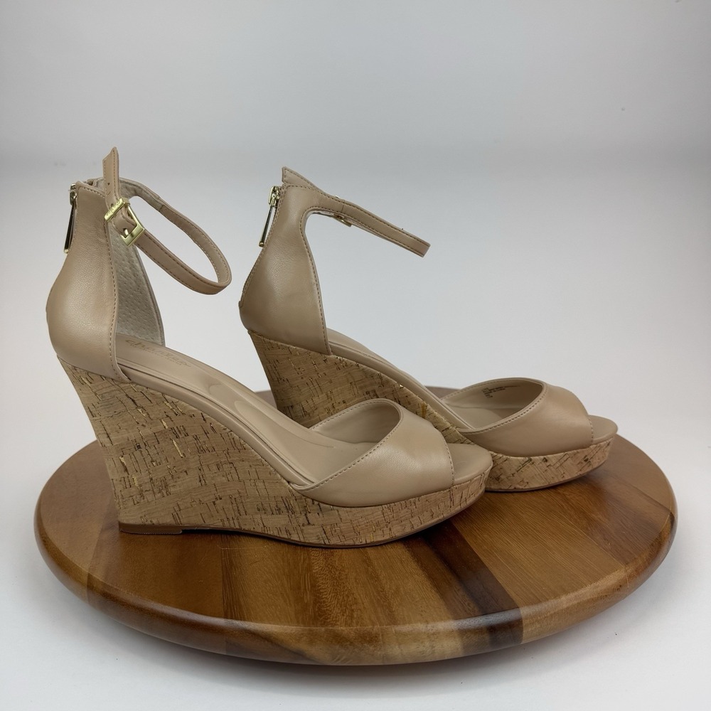 New NWOB Womens Charles By Charles David Lois Beige Faux Leather Sandals Size 11